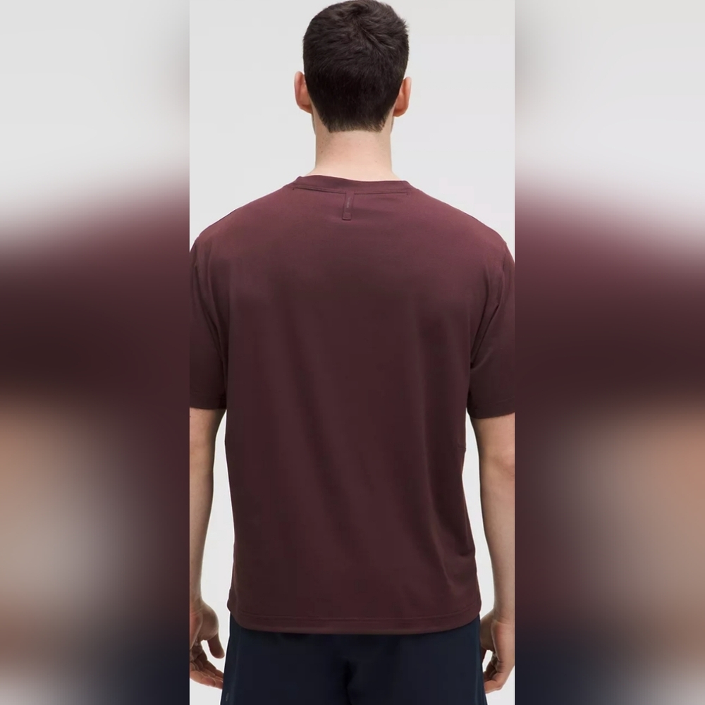 lululemon athletica Men's Short Sleeve Tee in Midnight Plum Size XL - Picture 3 of 9
